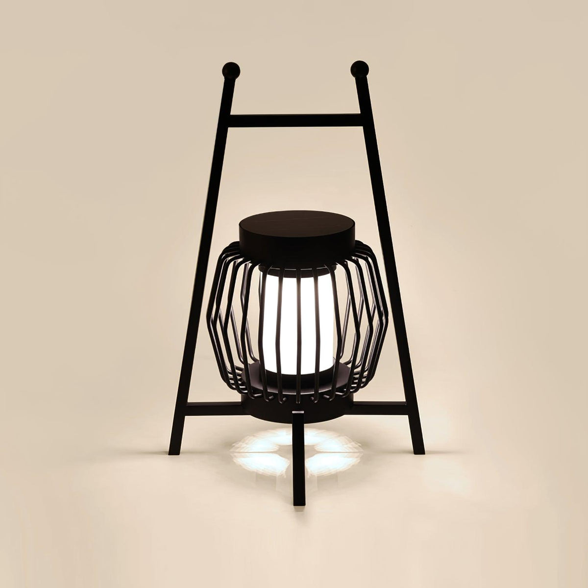 Grau Outdoor Table Lamp ∅ 14.9″ x H 22.4″ / Dia 38cm x H 57cm / Black & White / Solar-Powered Table lamp