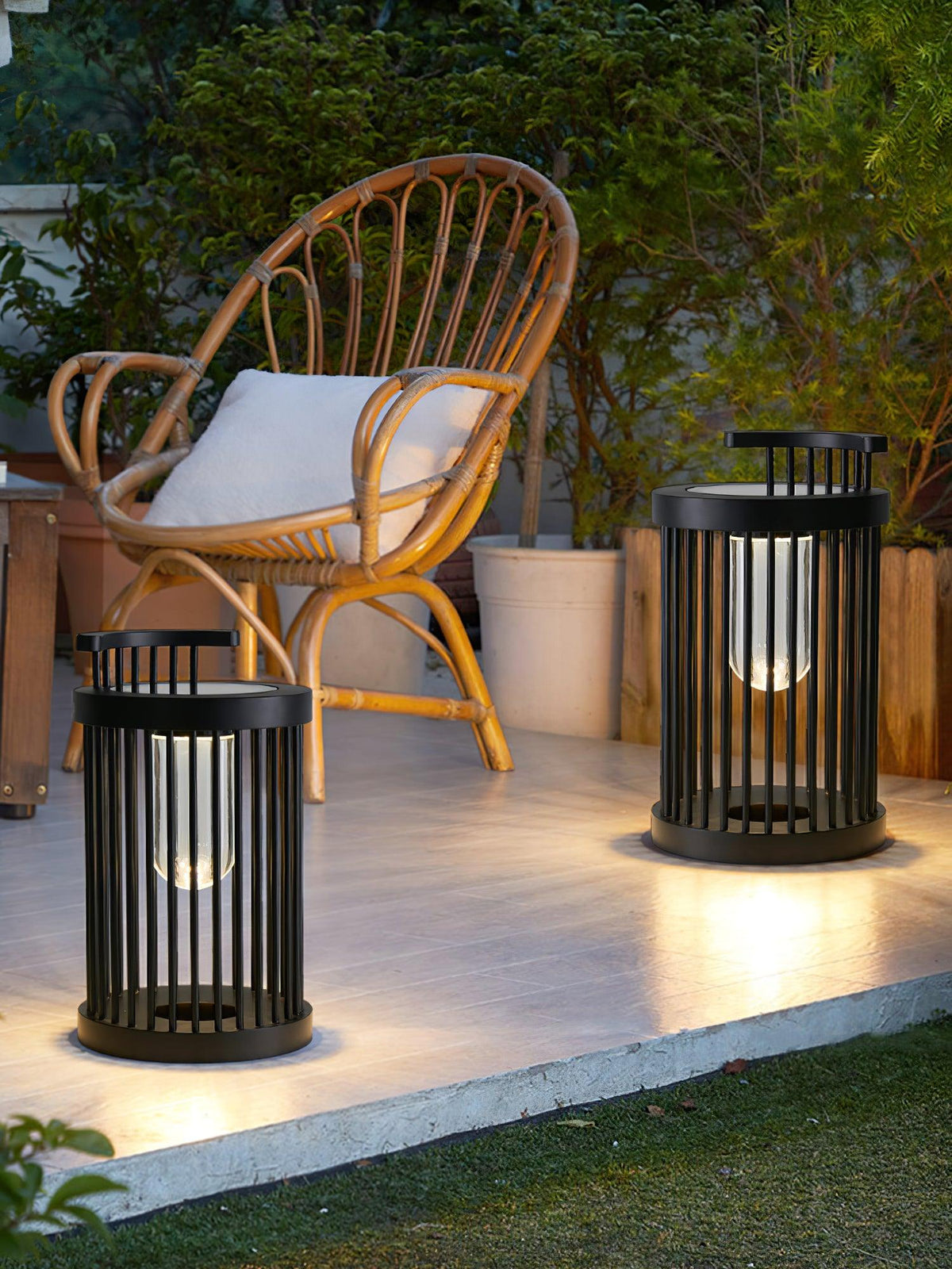 Hurricane Ruhlmann Outdoor Light ∅ 11.8″ x H 20.5″ / Dia 30cm x H 52cm / Black / Solar power storage Table lamp