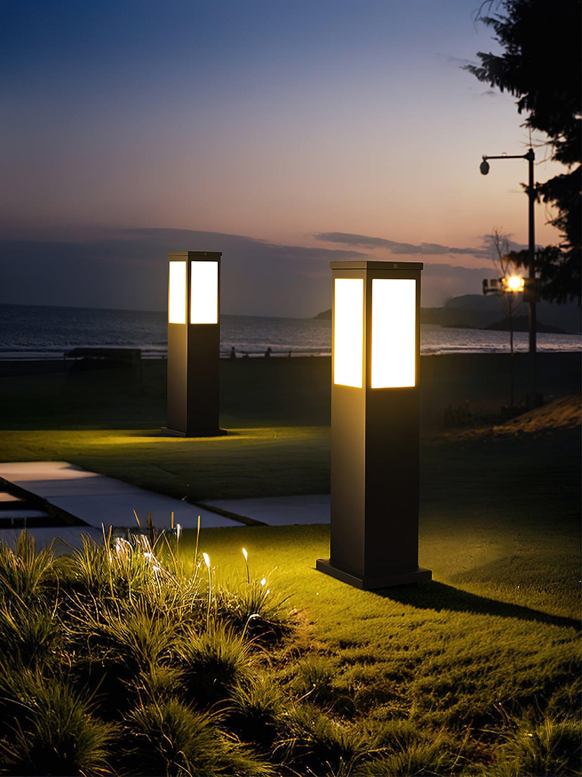 Kuzco Bollard Outdoor Light ∅ 5.5″ x H 23.6″ / Dia 14cm x H 60cm / Black / Warm Light Outdoor Lighting