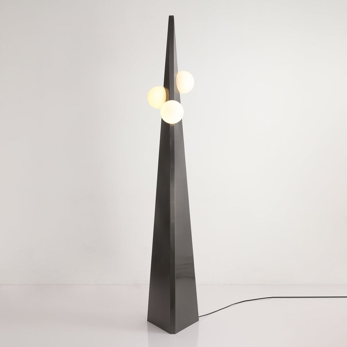 Noir Roy Floor Lamp ∅ 11″ x H 63.8″ / Dia 28cm x H 162cm / Stainless steel & Gunmetal black / US Plug Floor lamp