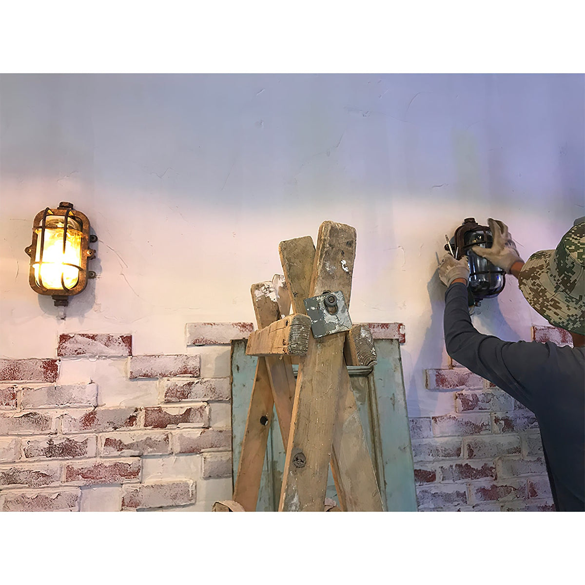 Hamilton Wall Light