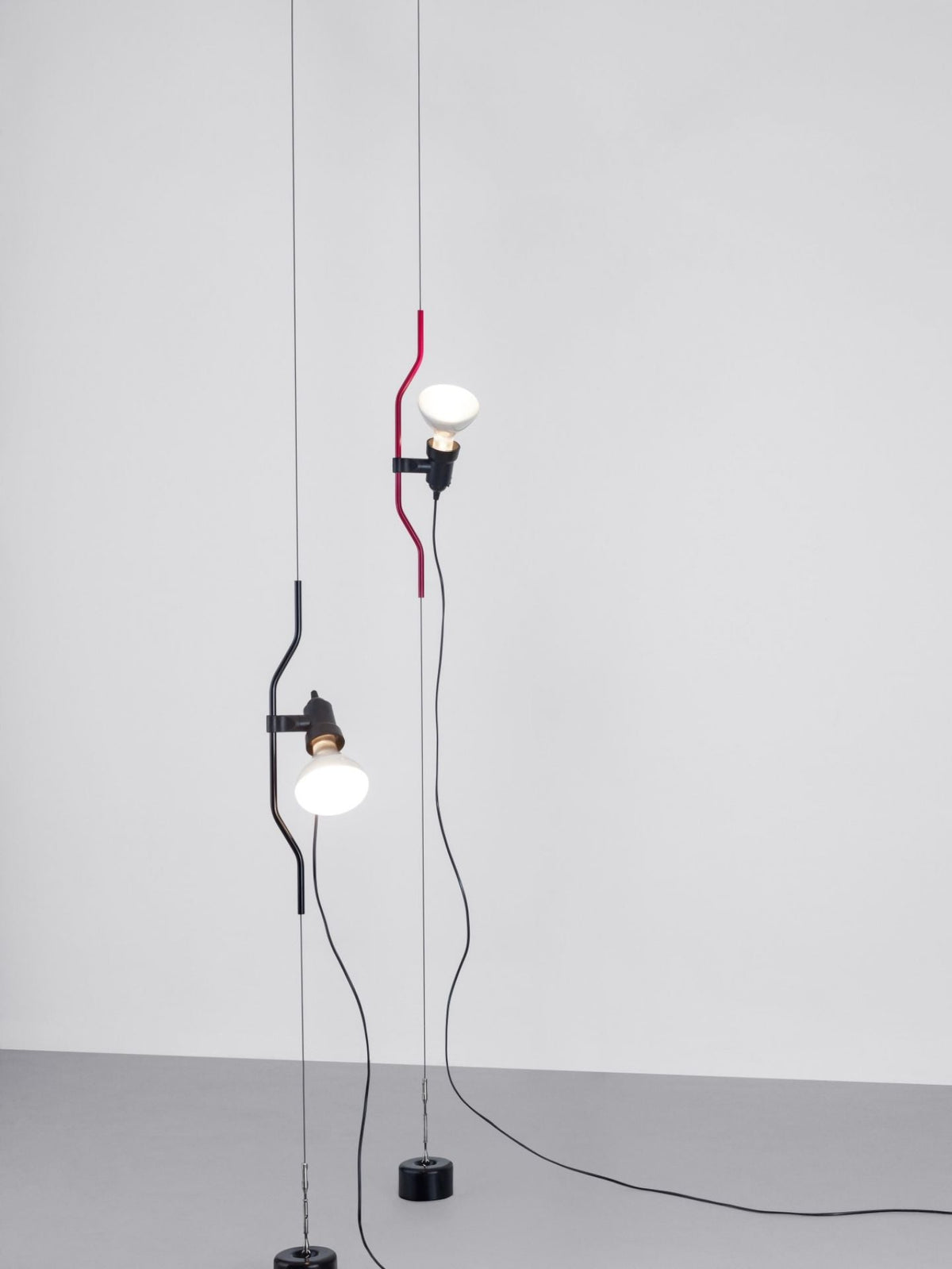 Floor-to-Ceiling Tension Cable Lamp – Adjustable Spotlight