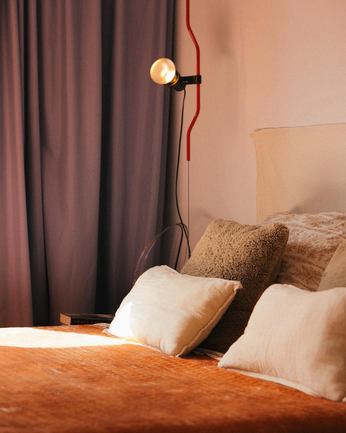 Floor-to-Ceiling Tension Cable Lamp – Adjustable Spotlight