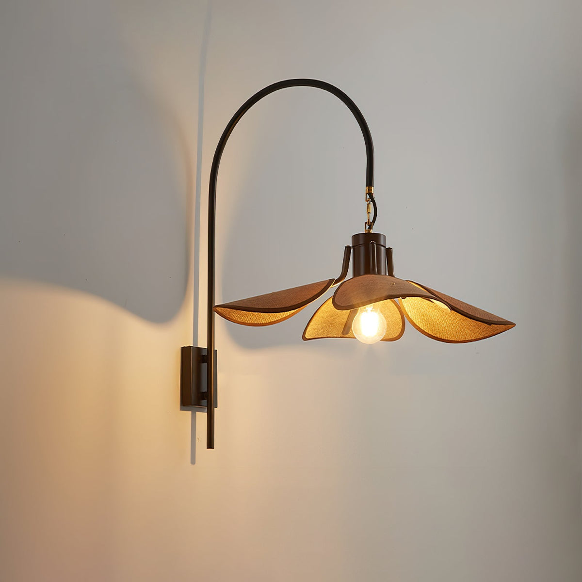 Petal Bloom Wall Lamp ? 20.5’’ x W 25.6’’ x H 26.8’’ / Light Brown Wall lamp