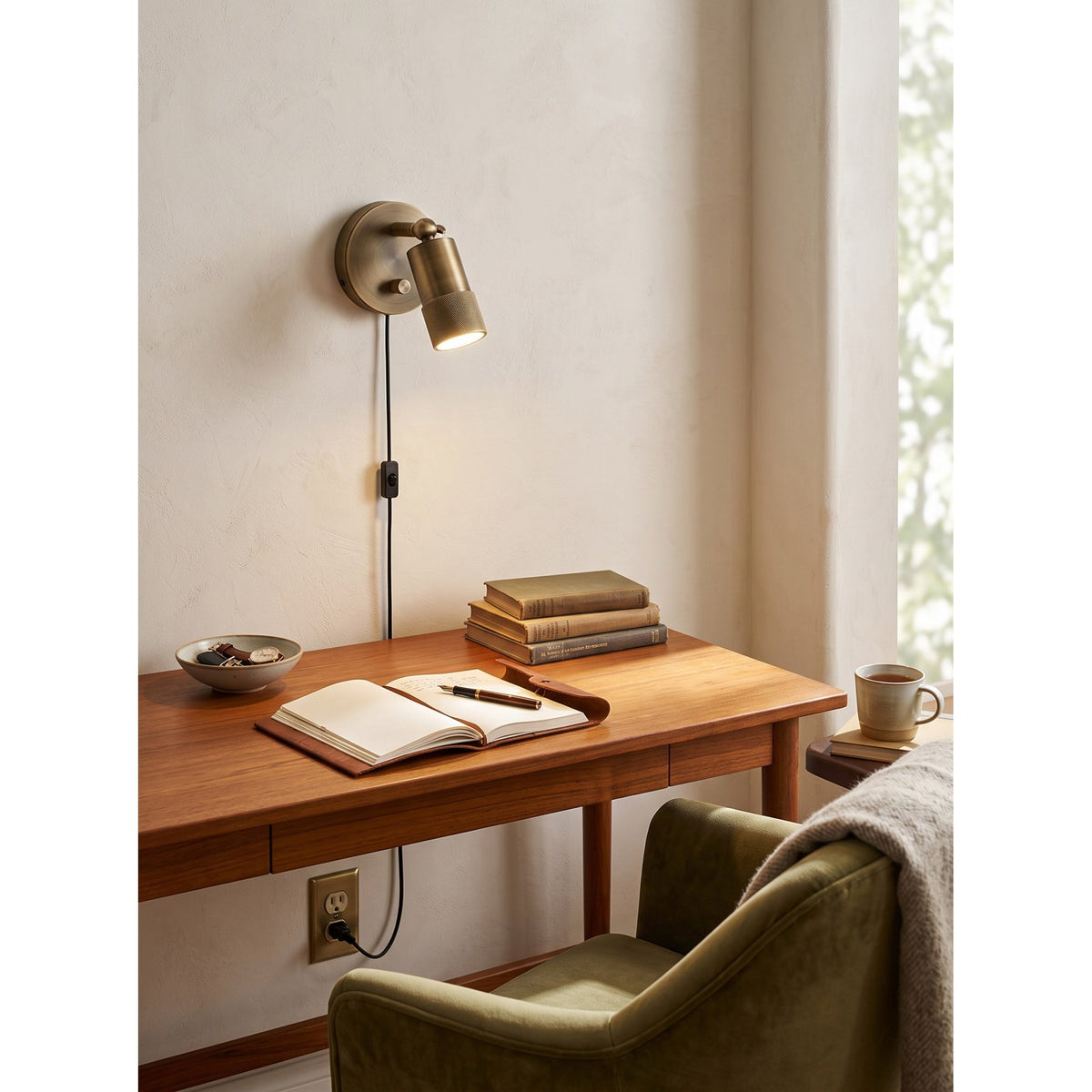 Jura Plug-in Wall Sconce