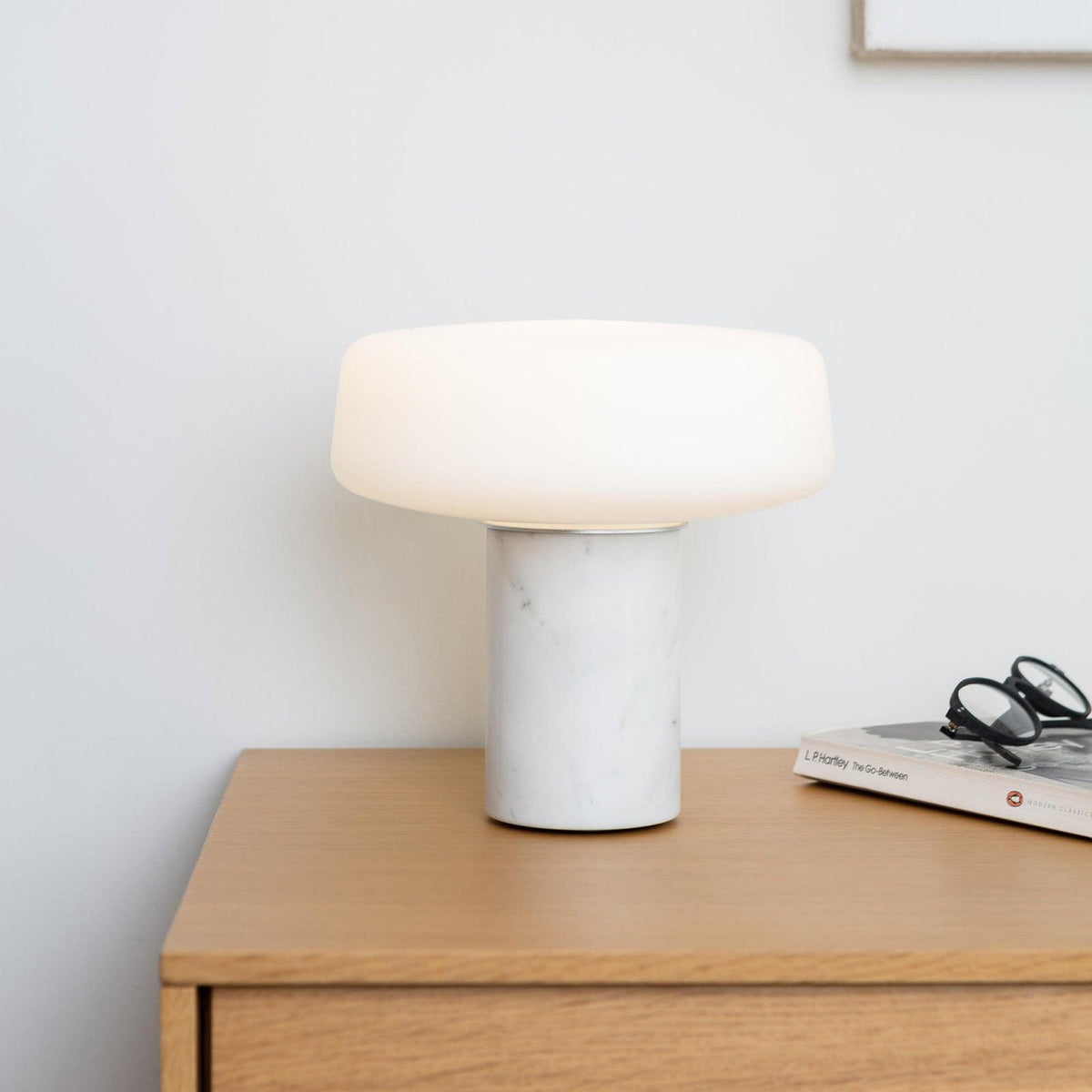 Solid Table Light ∅ 11.8″ x H 12.5″ / Dia 30cm x H 32cm / White Marble +White / US plug Table lamp