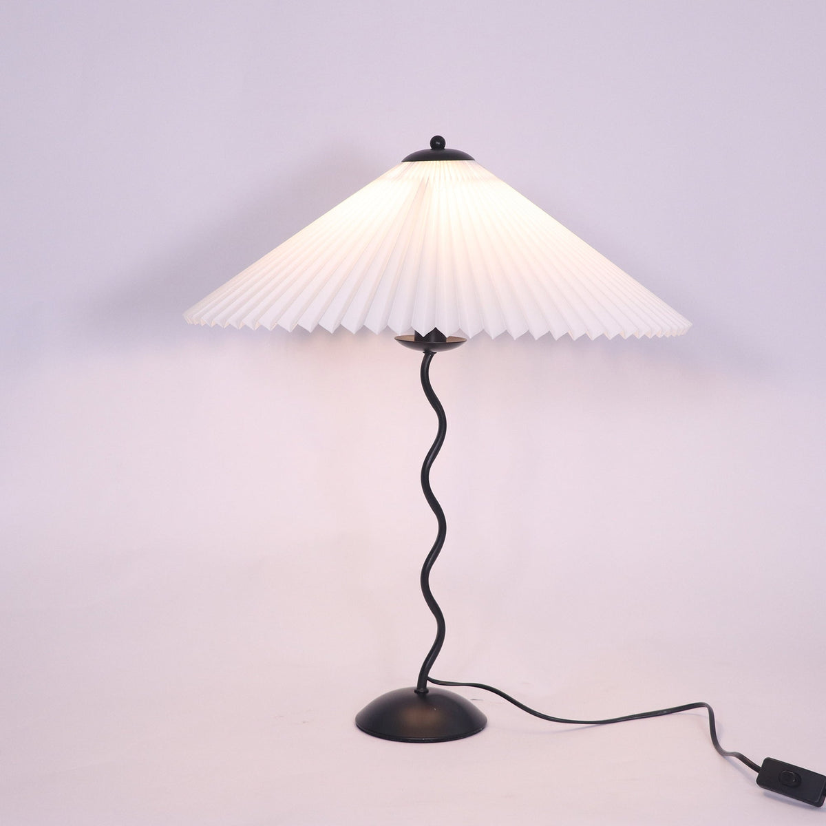 Squiggle Table Lamp ? 17″ x H 23.6″ / Dia 43cm x H 60cm / Black & White / US Plug Table lamp
